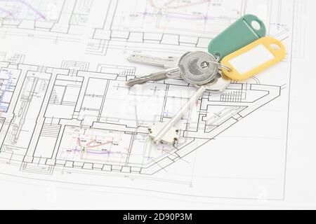 disegni architettonici su un foglio bianco con le chiavi della casa, il concetto di costruzione e la progettazione di immobili Foto Stock