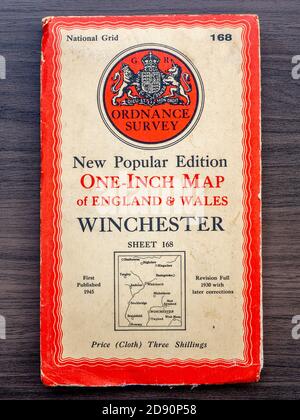 Closeup della vecchia (stampata nel 1945) mappa di rilevamento degli ordnance di Winchester (Inghilterra, Regno Unito), con riferimenti completi alla National Grid. Stampato in tessuto, formato da un pollice. Foto Stock