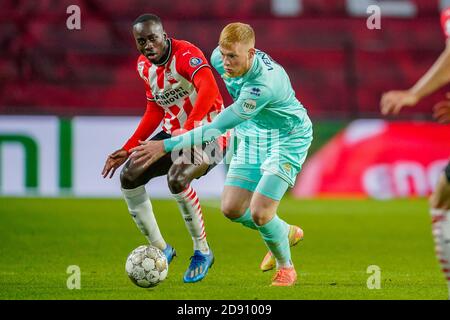 EINDHOVEN, PAESI BASSI - 01 NOVEMBRE: Jordan Teze di PSV Eindhoven, Jonas Arweiler di ADO Den Haag durante la partita eredivisie tra PSV e ADO Den Haag allo stadio Philips il 01 novembre 2020 a Eindhoven, Paesi Bassi (Foto di Jeroen MeuwsenOrange Pictures) Foto Stock