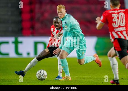 EINDHOVEN, PAESI BASSI - 01 NOVEMBRE: Jordan Teze di PSV Eindhoven, Jonas Arweiler di ADO Den Haag durante la partita eredivisie tra PSV e ADO Den Haag allo stadio Philips il 01 novembre 2020 a Eindhoven, Paesi Bassi (Foto di Jeroen MeuwsenOrange Pictures) Foto Stock