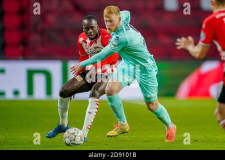 EINDHOVEN, PAESI BASSI - 01 NOVEMBRE: Jordan Teze di PSV Eindhoven, Jonas Arweiler di ADO Den Haag durante la partita eredivisie tra PSV e ADO Den Haag allo stadio Philips il 01 novembre 2020 a Eindhoven, Paesi Bassi (Foto di Jeroen MeuwsenOrange Pictures) Foto Stock