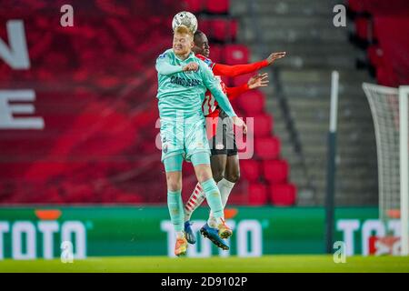 EINDHOVEN, PAESI BASSI - 01 NOVEMBRE: Jordan Teze di PSV Eindhoven, Jonas Arweiler di ADO Den Haag durante la partita eredivisie tra PSV e ADO Den Haag allo stadio Philips il 01 novembre 2020 a Eindhoven, Paesi Bassi (Foto di Jeroen MeuwsenOrange Pictures) Foto Stock