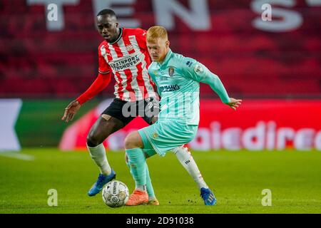 EINDHOVEN, PAESI BASSI - 01 NOVEMBRE: Jordan Teze di PSV Eindhoven, Jonas Arweiler di ADO Den Haag durante la partita eredivisie tra PSV e ADO Den Haag allo stadio Philips il 01 novembre 2020 a Eindhoven, Paesi Bassi (Foto di Jeroen MeuwsenOrange Pictures) Foto Stock