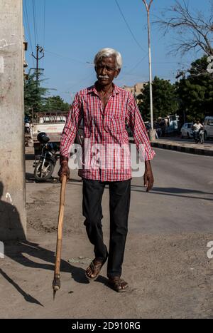 Jaisalmer, Rajasthan / India - novembre 02 2020 : un vecchio uomo che cammina liberamente con l'ascia sulla sua mano sulla strada Foto Stock