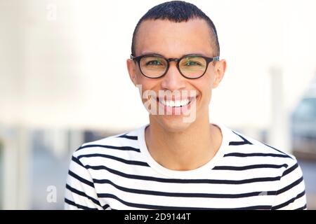 Primo piano ritratto di felice giovane con occhiali Foto Stock