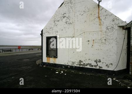 Irvine, North Ayrshire, Scozia, Regno Unito . Derelitto casetta abbandonata sul porto di Irvine l'ex Harbour Master House Foto Stock