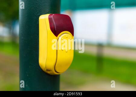 Pulsante per l'accensione dei semafori per l'attraversamento pedonale. Foto Stock