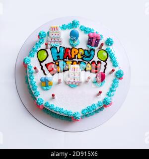 Torta di compleanno con candele isolate su bianco Foto Stock