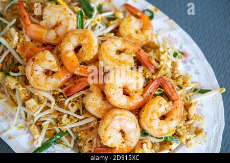 Fritto noodle in stile tailandese con gamberi Foto Stock