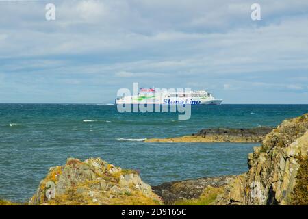 3 giugno 2020, la nave stenaline Stena Edda lascia la foce di Belfast Lough sul Mare d'Irlanda, mentre fissa la rotta per il breve viaggio a Liverpool Foto Stock