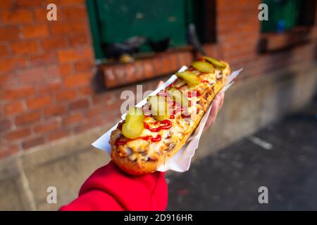 Popolare cibo di strada in Polonia zapiekanka primo piano. Foto Stock