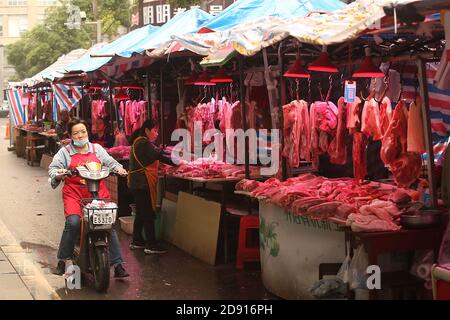 Wuhan, Cina. 02 novembre 2020. La carne di maiale fresca viene venduta in un mercato umido di quartiere a Wuhan, la capitale della provincia di Hubei, domenica 1 novembre 2020. Un mercato bagnato a Wuhan è stato identificato come l'epicentro dell'epidemia di Covid-19. Il coronavirus è stato messo sotto controllo in Cina, con una vita che ritorna in gran parte alla normalità in tutto il paese. Foto di Stephen Shaver/UPI Credit: UPI/Alamy Live News Foto Stock