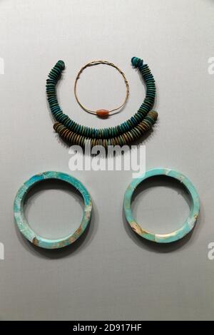Faience bracciali e collane, Metropolitan Museum of Art, Manhattan, New York City, Stati Uniti d'America, America del Nord Foto Stock