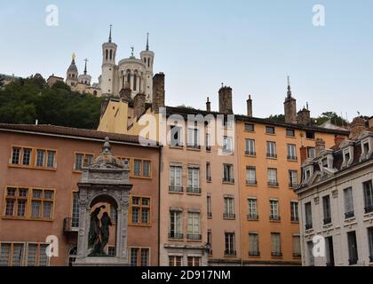 Place Saint-Jean classificato come Patrimonio Mondiale dall'UNESCO, Lione, Francia. Sopra si trova la Basilica di Notre-Dame de Fourviere. Foto Stock