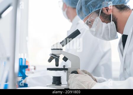 primo piano. un gruppo di scienziati che lavorano alla creazione di un nuovo vaccino. Foto Stock