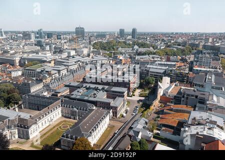 BRUXELLES, BELGIO - 14 maggio 2019: Tetti e strade di Bruxelles. Vista aerea della città di Bruxelles. Bruxelles è la capitale del Belgio Foto Stock
