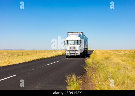 Karoo, Sud Africa - Marzo 17 2019: Lunga Haul Overnight Trucking Logistics su una strada statale di campagna nella regione dei terreni agricoli sudafricani Foto Stock