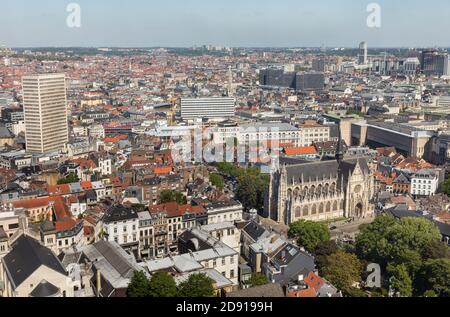 BRUXELLES, BELGIO - 14 maggio 2019: Tetti e strade di Bruxelles. Vista aerea della città di Bruxelles. Bruxelles è la capitale del Belgio Foto Stock