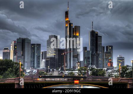 Lo splendido skyline di Francoforte in Germania Foto Stock