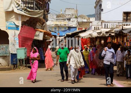 Pushkar, India - 15 agosto 2016: La gente che cammina intorno al mercato di strada. Pushkar è una delle città più antiche in India e sede del sacro indù l Foto Stock