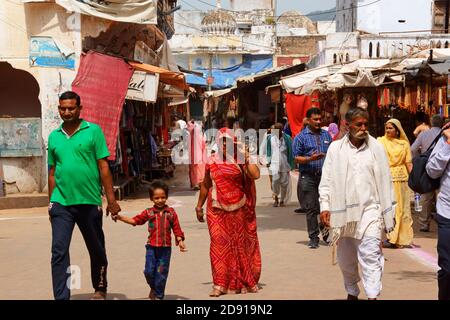 Pushkar, India - 15 agosto 2016: La gente che cammina intorno al mercato di strada. Pushkar è una delle città più antiche in India e sede del sacro indù l Foto Stock