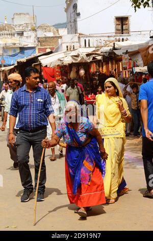 Pushkar, India - 15 agosto 2016: La gente che cammina intorno al mercato di strada. Pushkar è una delle città più antiche in India e sede del sacro indù l Foto Stock