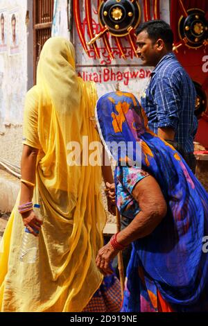 Pushkar, India - 15 agosto 2016: La gente che cammina intorno al mercato di strada. Pushkar è una delle città più antiche in India e sede del sacro indù l Foto Stock