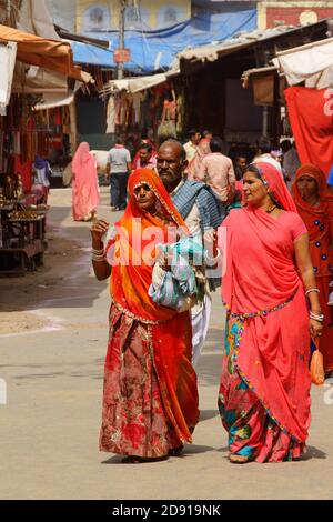 Pushkar, India - 15 agosto 2016: La gente che cammina intorno al mercato di strada. Pushkar è una delle città più antiche in India e sede del sacro indù l Foto Stock