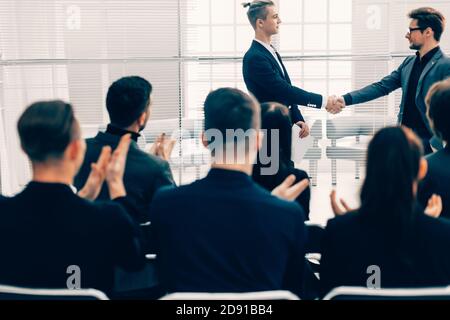 i colleghi di lavoro si incontrano con una stretta di mano Foto Stock