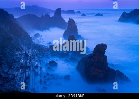 Crepuscolo e onde nel Mar Cantabrico nei dintorni Costa Quebrada nella zona di Los Urros de Liencres Nel comune di Piélagos nel Au Foto Stock