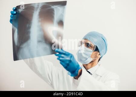 primo piano. medico che guarda i raggi x dei polmoni. Foto Stock