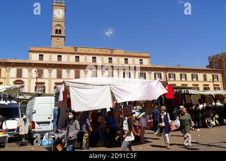 Forlì, Italia - 1 giugno 2020: Piazza Aurelio Saffi in centro durante una giornata di mercato. Un sacco di persone intorno a indossare protec Foto Stock