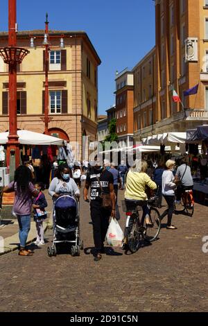 Forlì, Italia - 1 giugno 2020: Piazza Aurelio Saffi in centro durante una giornata di mercato. Un sacco di persone intorno a indossare protec Foto Stock