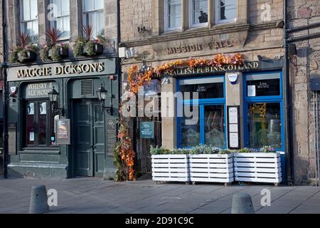 Centro di Edimburgo, Scozia, Regno Unito. 2 novembre 2020. Edimburgo è ora soggetta alle restrizioni di terzo livello, il secondo livello di allarme più alto. Al terzo piano, i locali dell'ospitalità saranno autorizzati ad aprire, ma non è possibile vendere alcolici, e devono chiudere alle 18:00. Anche se alcuni hanno aperto, la maggior parte degli stabilimenti che normalmente vendono alcolici e forniscono pasti, hanno scelto di non aprire. Nella foto: Pub a Grassmarket che sono rimasti chiusi. Tutto è tranquillo, inclusi caffè e negozi turistici. Foto Stock