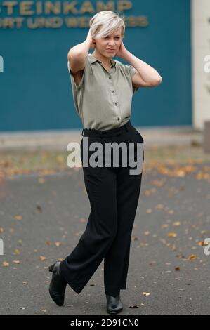 Colonia, Germania. 02 novembre 2020. L'attrice Jasmin Minz (Kim Bremer) è nel set della serie RTL 'Alles was zählt'. Credit: Henning Kaiser/dpa/Alamy Live News Foto Stock