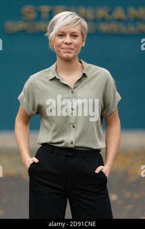 Colonia, Germania. 02 novembre 2020. L'attrice Jasmin Minz (Kim Bremer) è nel set della serie RTL 'Alles was zählt'. Credit: Henning Kaiser/dpa/Alamy Live News Foto Stock