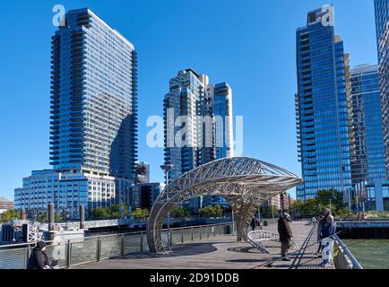 Crescendo, una scultura realizzata in tubo di acciaio inossidabile si trova sul nuovo molo Northside. I pescatori si trovano nelle vicinanze Foto Stock