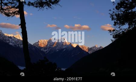 Splendida vista della montagna impressionante Thamserku (picco: 6,623 m) con la cima illuminata dal sole serale nel Himalaya vicino villaggio Thame, Nepal. Foto Stock