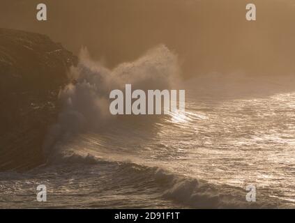 Onde che si infrangono sulla spiaggia di Portio y Cerria sulla Costa Quebrada, sulle scogliere di Liencres nel comune di Piélagos nella OCM autonoma Foto Stock