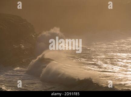 Onde che si infrangono sulla spiaggia di Portio y Cerria sulla Costa Quebrada, sulle scogliere di Liencres nel comune di Piélagos nella OCM autonoma Foto Stock