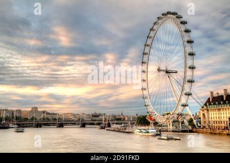 The London Eye al tramonto a Londra, Inghilterra Foto Stock