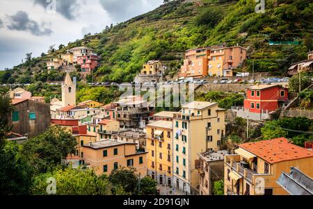 Vista sul paese di Riomaggiore nel Parco Nazionale delle cinque Terre Foto Stock