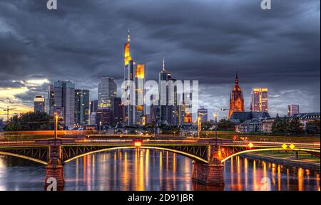 Lo splendido skyline di Francoforte in Germania Foto Stock