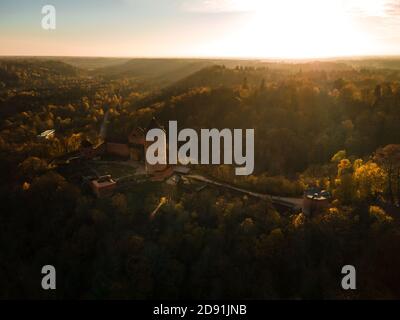 Scatto di fondazione: Scatto aereo sopra il castello di Turaida in autunno Foto Stock