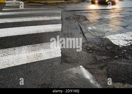 Predella riparazione parziale. Preparazione per il rivestimento di strade cattive. Foto Stock