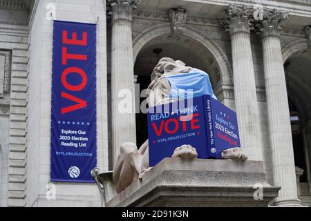 New York, Stati Uniti. 2 Nov 2020. Gli annunci pubblicitari che incoraggiano le persone a votare nelle prossime elezioni presidenziali degli Stati Uniti del 2020 sono visti fuori dalla New York Public Library a New York, Stati Uniti, 2 novembre 2020. Credit: Wang Ying/Xinhua/Alamy Live News Foto Stock