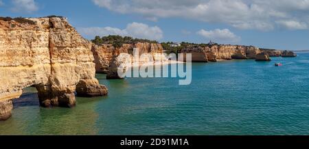 Praia da Marinha vista panoramica lungo le scogliere della costa dell'algarve portogallo Foto Stock