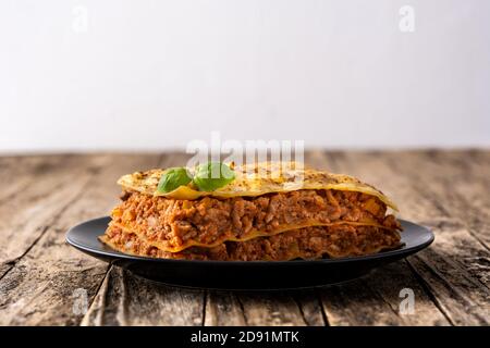 Pezzo di lasagne di carne su tavola di legno Foto Stock