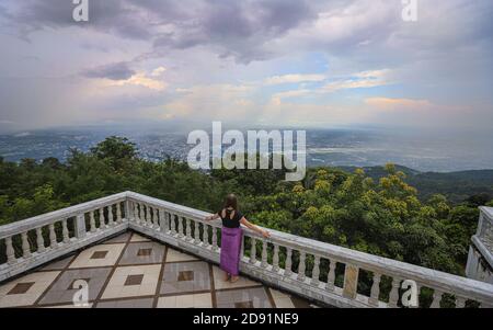 PROVINCIA DI CHIANG mai, THAILANDIA - 10 settembre 2019: Una donna si erge sul balcone di Wat Phra che il Tempio Buddista di Doi Suthep si affaccia sul Chiang mai Foto Stock