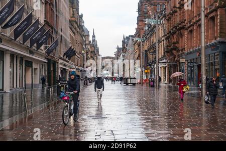 Glasgow, Scozia, Regno Unito. 2 novembre 2020. Con l'entrata della Scozia nelle nuove norme di blocco di Coronavirus, la cintura centrale e Glasgow sono collocate al livello 3 . I membri del pubblico sono visti fuori sulle strade del centro di Glasgow per lo shopping e il lavoro. Nella foto, UNA via Buchanan tranquilla e umida. Iain Masterton/Alamy Live News Foto Stock